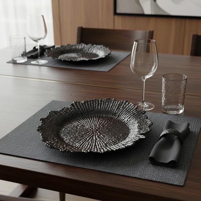 LOYALHEARTDY 24 Pack 13 Inch Black Charger Plates, Plastic Reef Textured Rim Round Decorative Underplates for Wedding, Party, Dinner Table