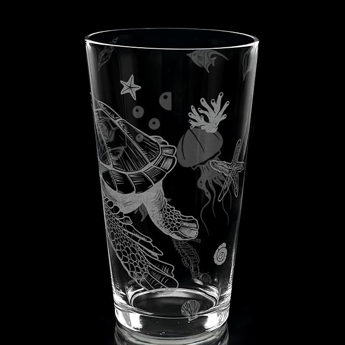 SEA TURTLE Engraved Beer Pint Glass | Great Nautical Drinking Gift Idea for Ocean Marine Enthusiasts Divers Sea Creatures