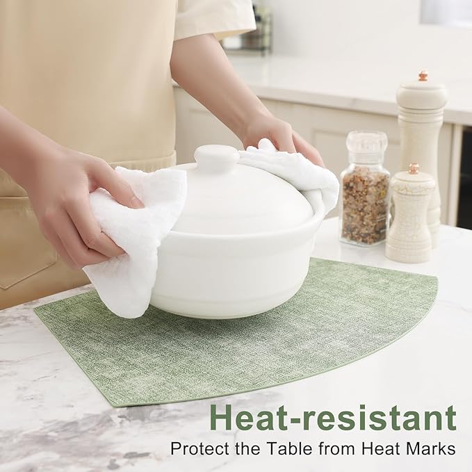 Homaxy Round Table Placemats Set of 4, Washable Wedge Shaped Faux Leather Table Mats, Wipeable Kitchen Dinner Place Mats for Indoor Outdoor, Grass Green