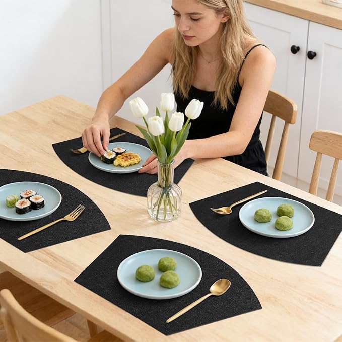 Homaxy Round Table Placemats Set of 4, Washable Wedge Shaped Faux Leather Table Mats, Wipeable Kitchen Dinner Place Mats for Indoor Outdoor, Black